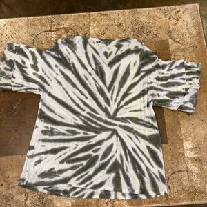 Wonderly tie dye olive green and white tee. Size medium